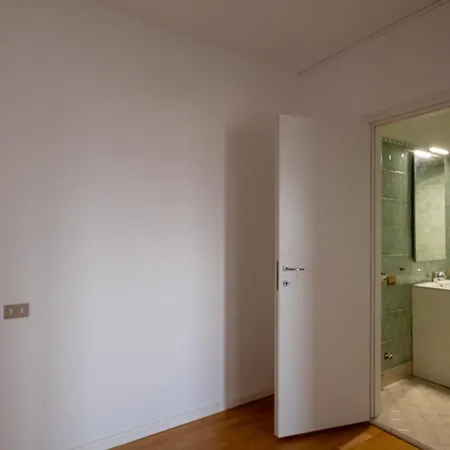 Apartment Station - Bright With Balcony!